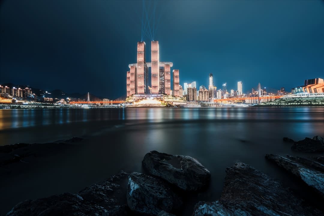 成都暴雨 强降雨伴有大风来袭